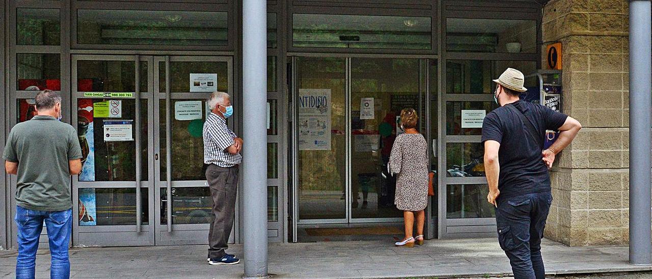 Personas esperando ante el Centro de salud de Cangas. |   // GONZALO NÚÑEZ