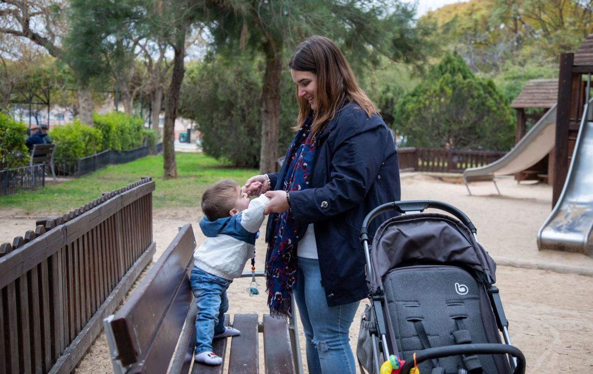 Oliver Atienza y su madre Laura Tugores, en el parque de ses Fonts de Palma. | PERE JOAN OLIVER