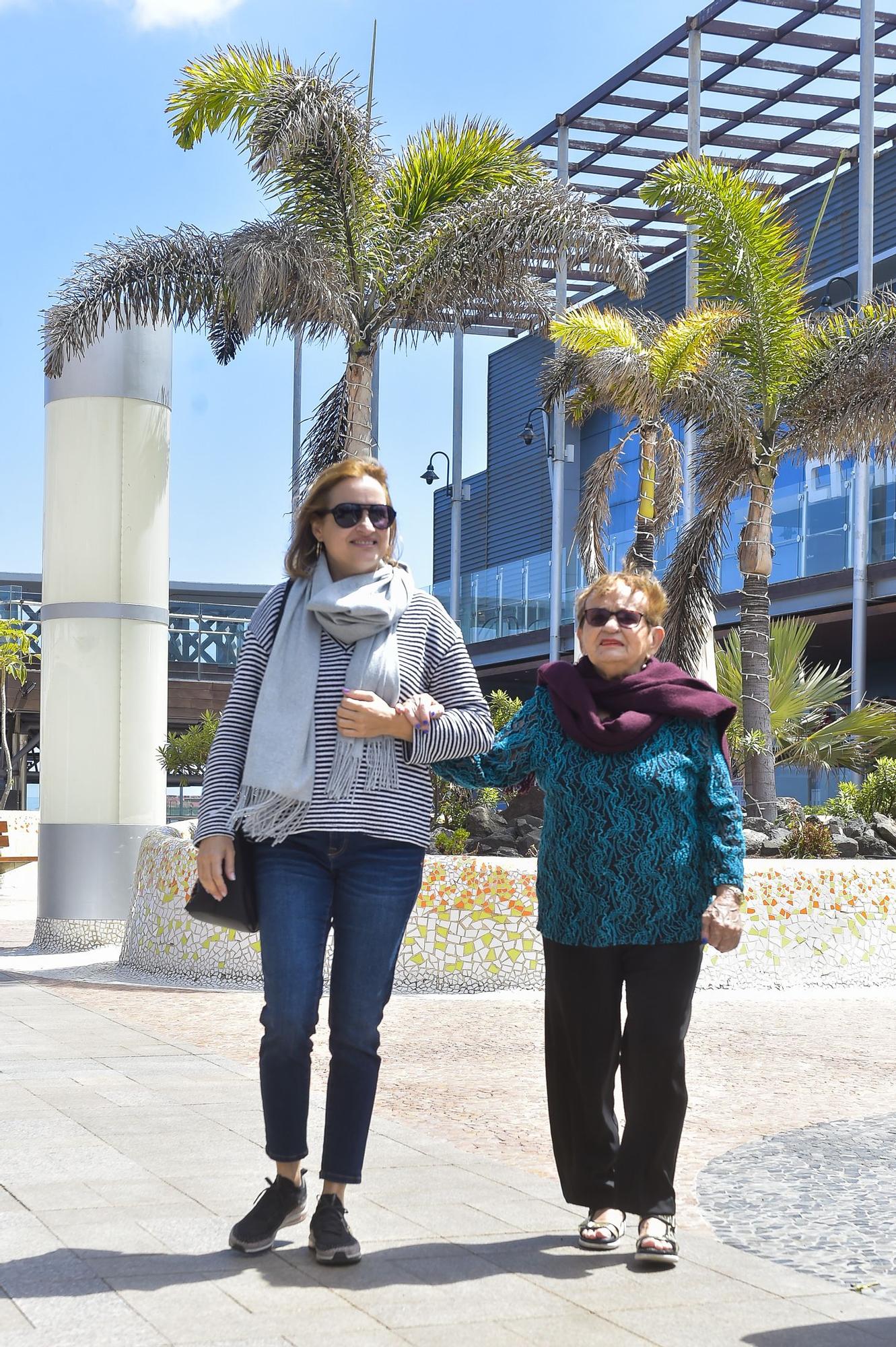 Angelita Rodríguez junto a su hija Carmen Artiles paseando por el Centro Comercial Las Terrazas