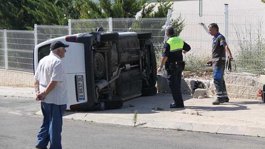 Imagen del turismo volcado en la calle Banyeres de Mariola, en el polígono de La Lleona.