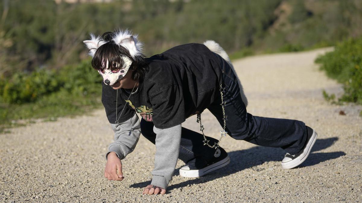 Un joven que se identifica con un lobro gris albino.