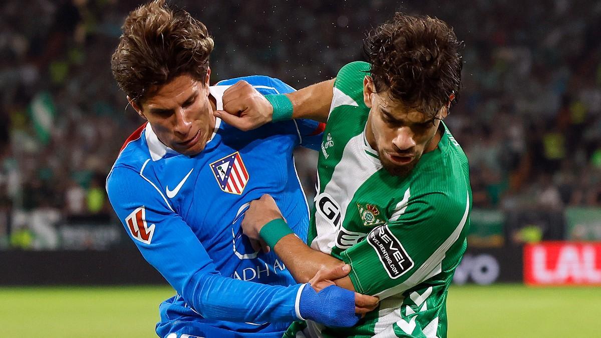 Simeone pelea con Abde la posesión del balón