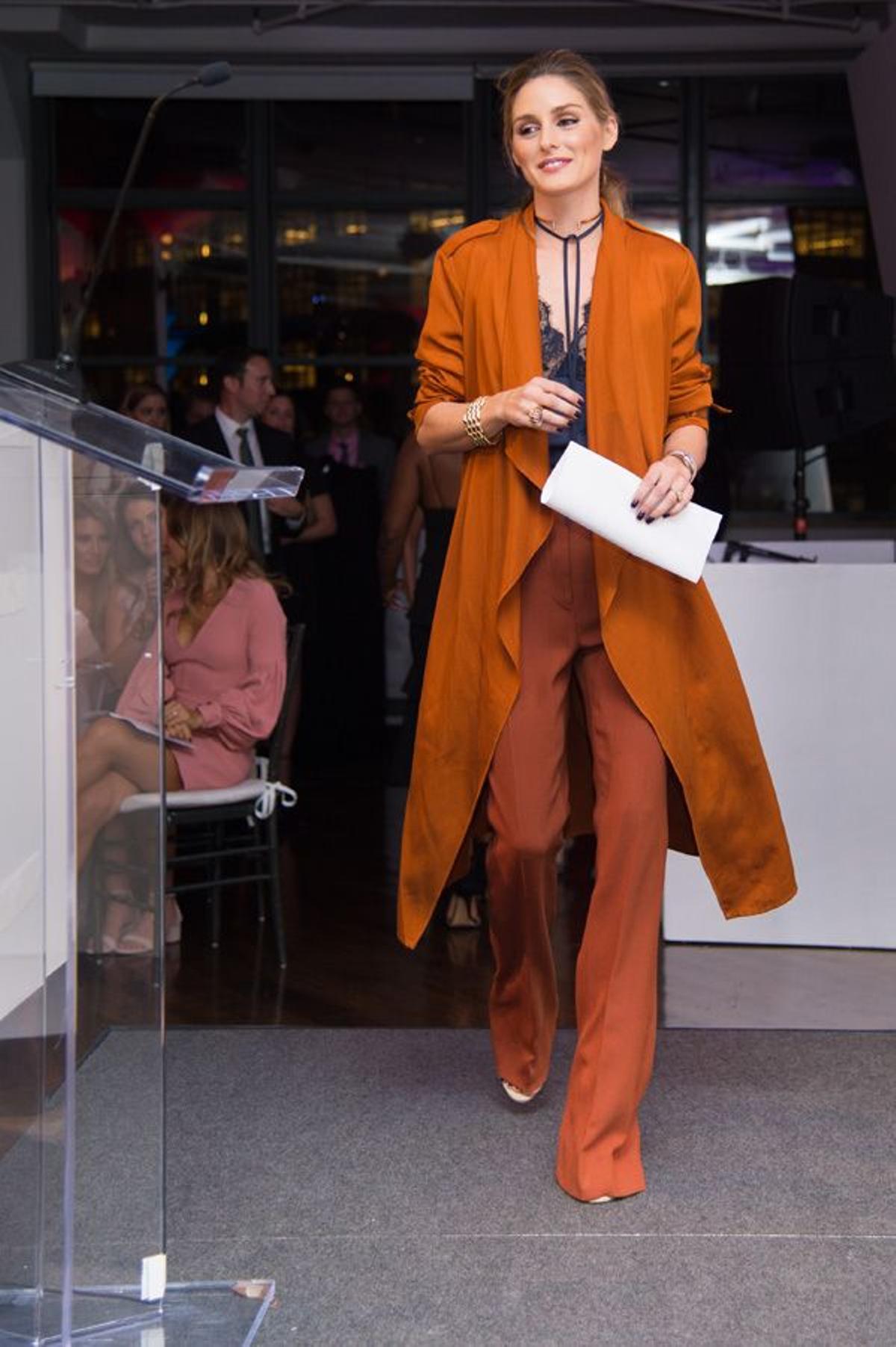 Olivia Palermo con top lencero de color azul marino y conjunto naranja