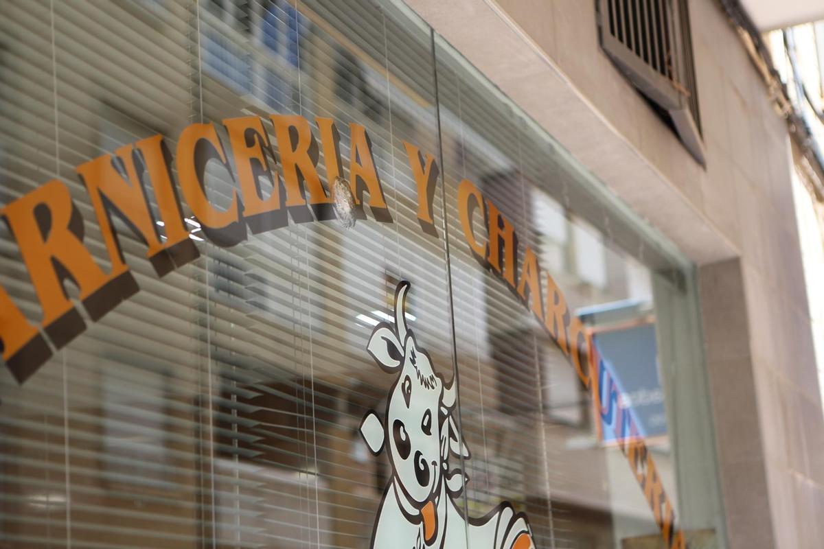 Una bala alcanza uno de los comercios cercanos al despacho.