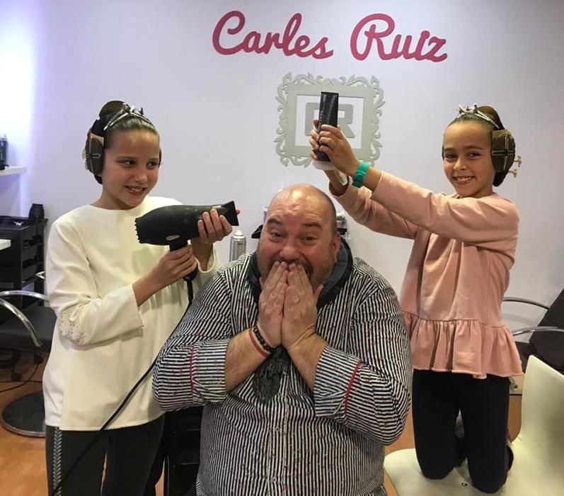 CARLES RUIZ. Tiempo de peinado para la corte de honor. Aroa Martínez y Celia Vicedo, de la infantil, con Carles.