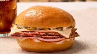 Estas es la hamburguesa que triunfan en los vuelos de Iberia Express