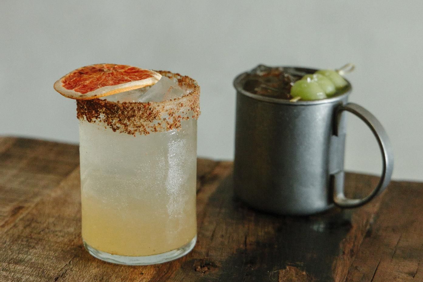 Dos cócteles de Persimmon's: la versión del Paloma que incluye el licor georgiano 'chacha' y un Moscow Mule con aromas caucásicos.