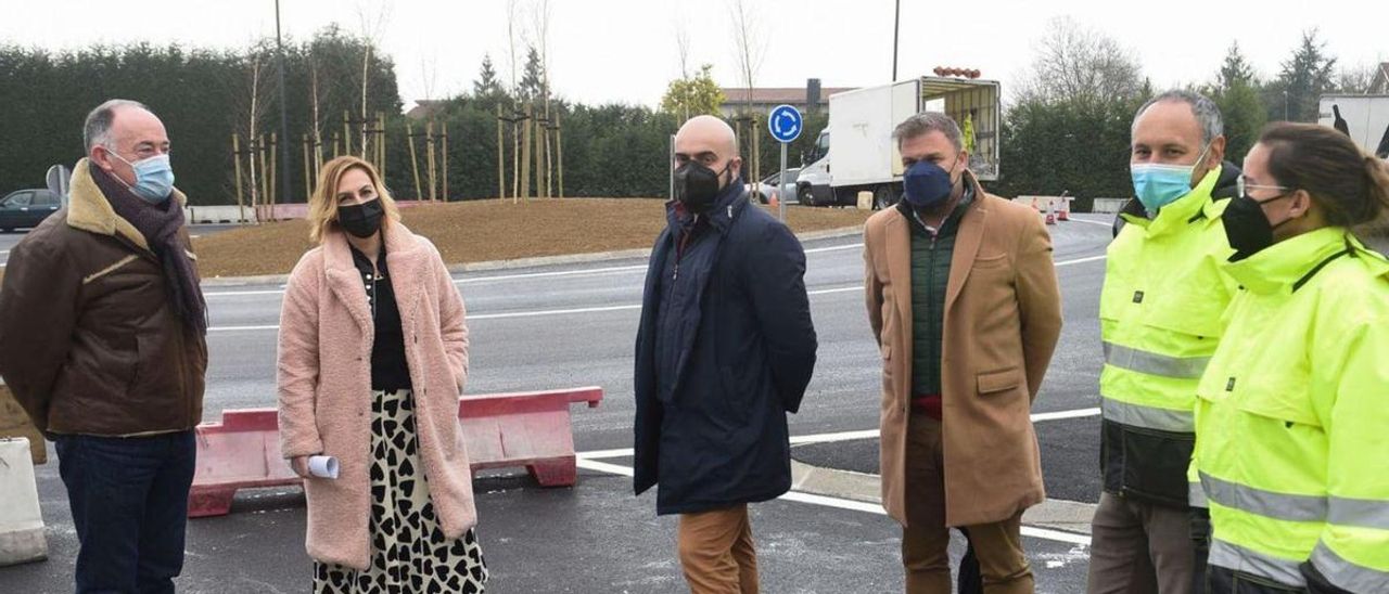 Por la izquierda, Eduardo Llosa (Foro), Susana Madera, Víctor Villa, Manuel Martino (responsable de la constructora) y los técnicos municipales Juan Carlos Álvarez y Leire Gabilondo, ayer, en el nuevo acceso a El Berrón. | A. I.