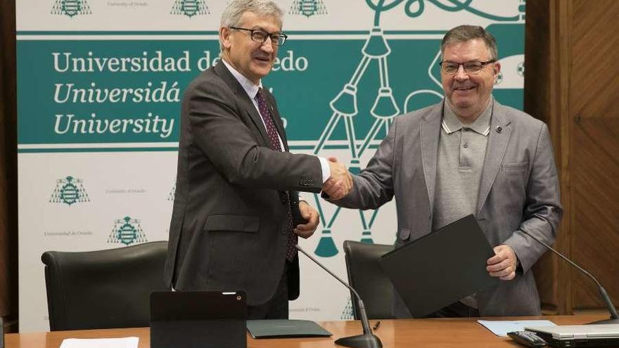 Santiago García Granda y Xosé Antón González Riaño, ayer tras rubricar el convenio.