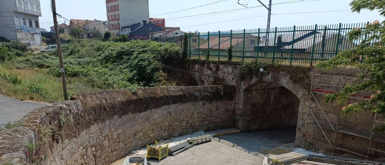 El paso bajo la vía del ferrocarril en la calle Manuel Rodríguez Casal, cortado desde el 17 de junio.  // A.P.