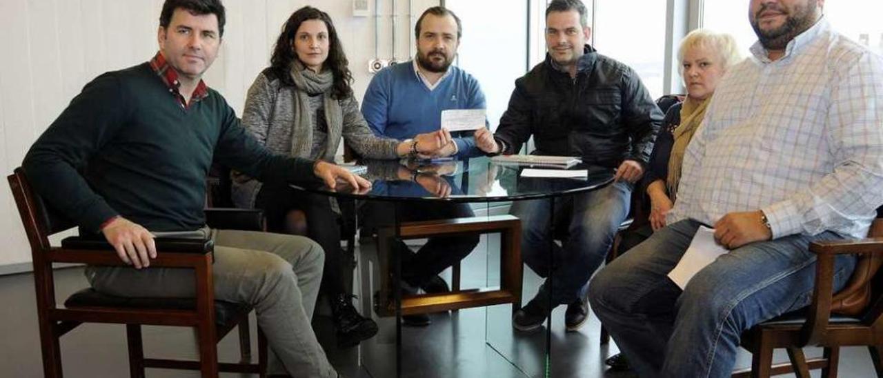 Miembros de Aranes recibieron ayer en la Alcaldía los fondos del Cocido Solidario. // Bernabé/Javier Lalín