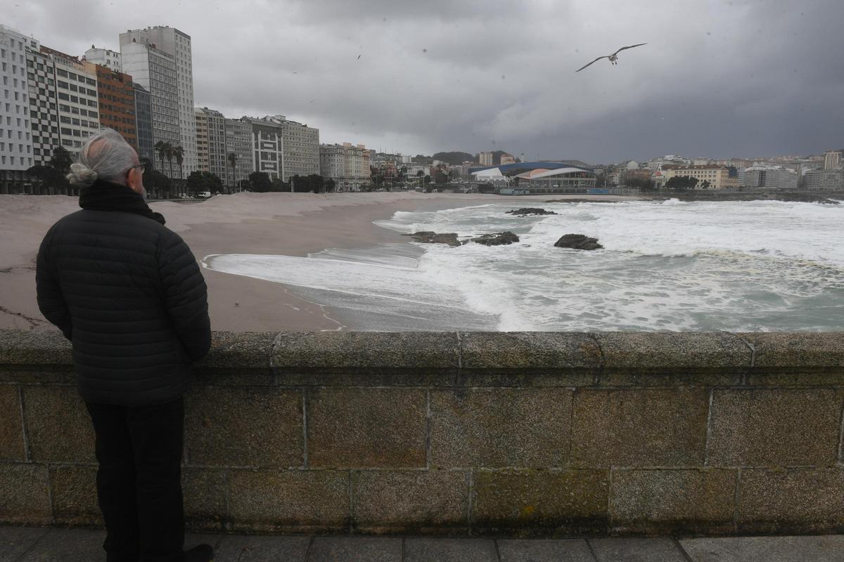 Alerta roja en el litoral coruñés por olas de hasta nueve metros
