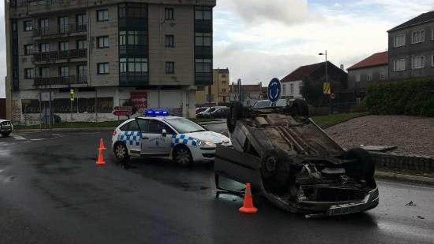 Un lalinense herido leve tras volcar su coche en Lalín