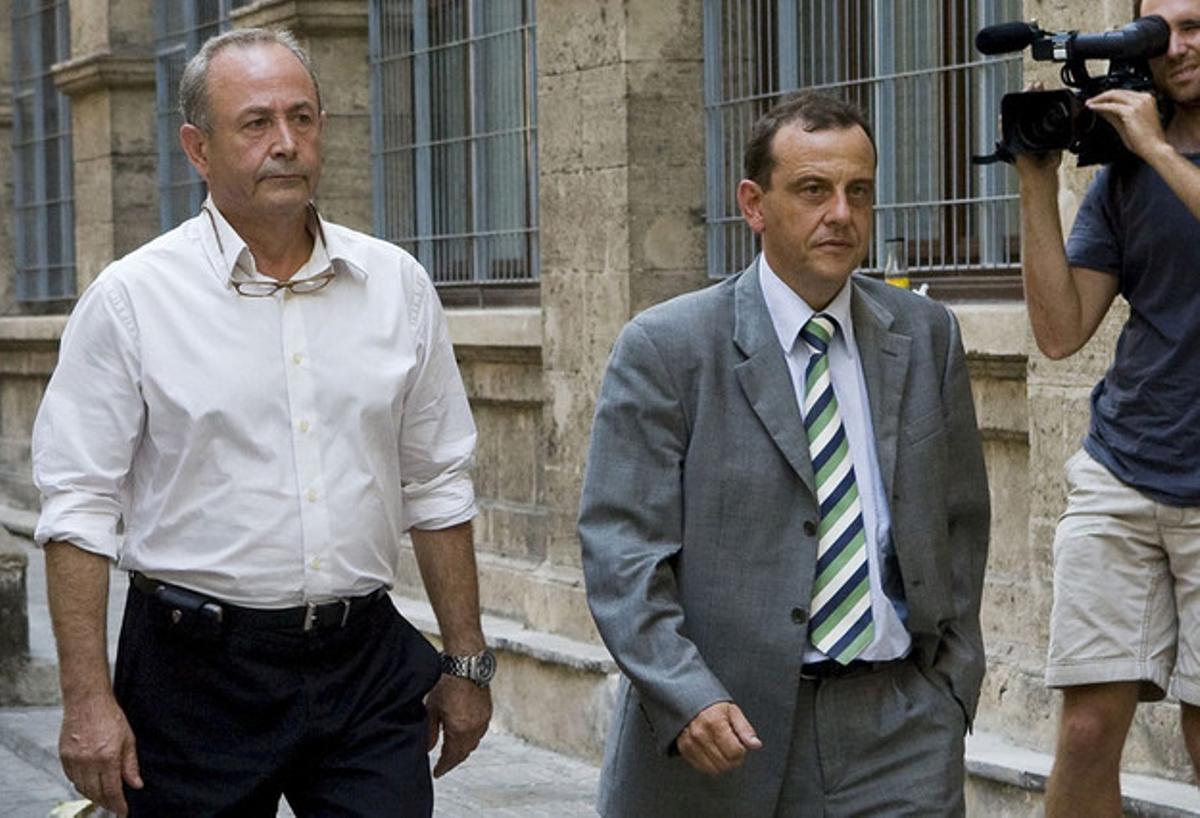 El jutge Castro (esquerra) i el fiscal Horrach, davant els jutjats de Palma, en una imatge d’arxiu.