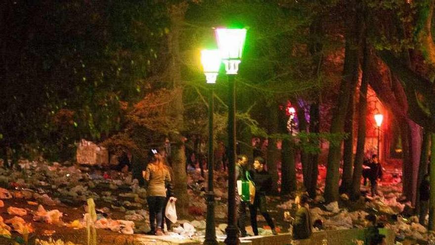 San Martín después del botellón de la madrugada del Viernes Santo.