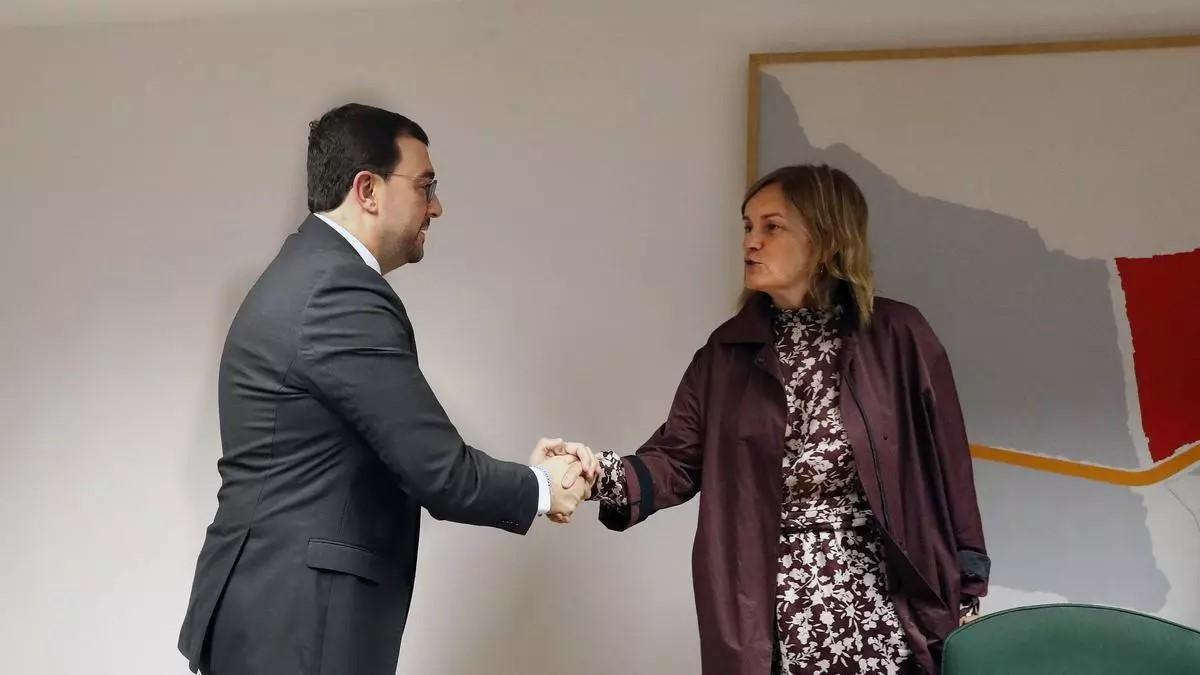 Adrián Barbón y Covadonga Tomé durante las negociaciones presupuestarias.