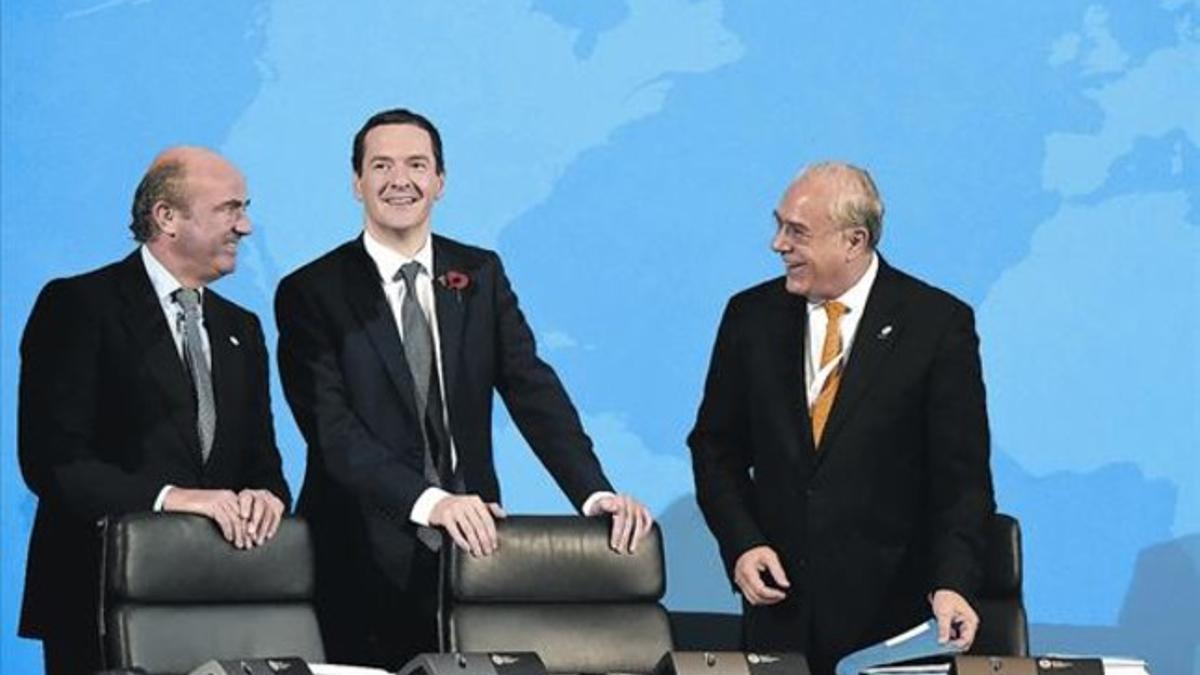 Luis de Guindos, con el ministro de Finanzas británico, George Osborne, y Ángel Gurría, secretario general de la OCDE, ayer en Berlín.
