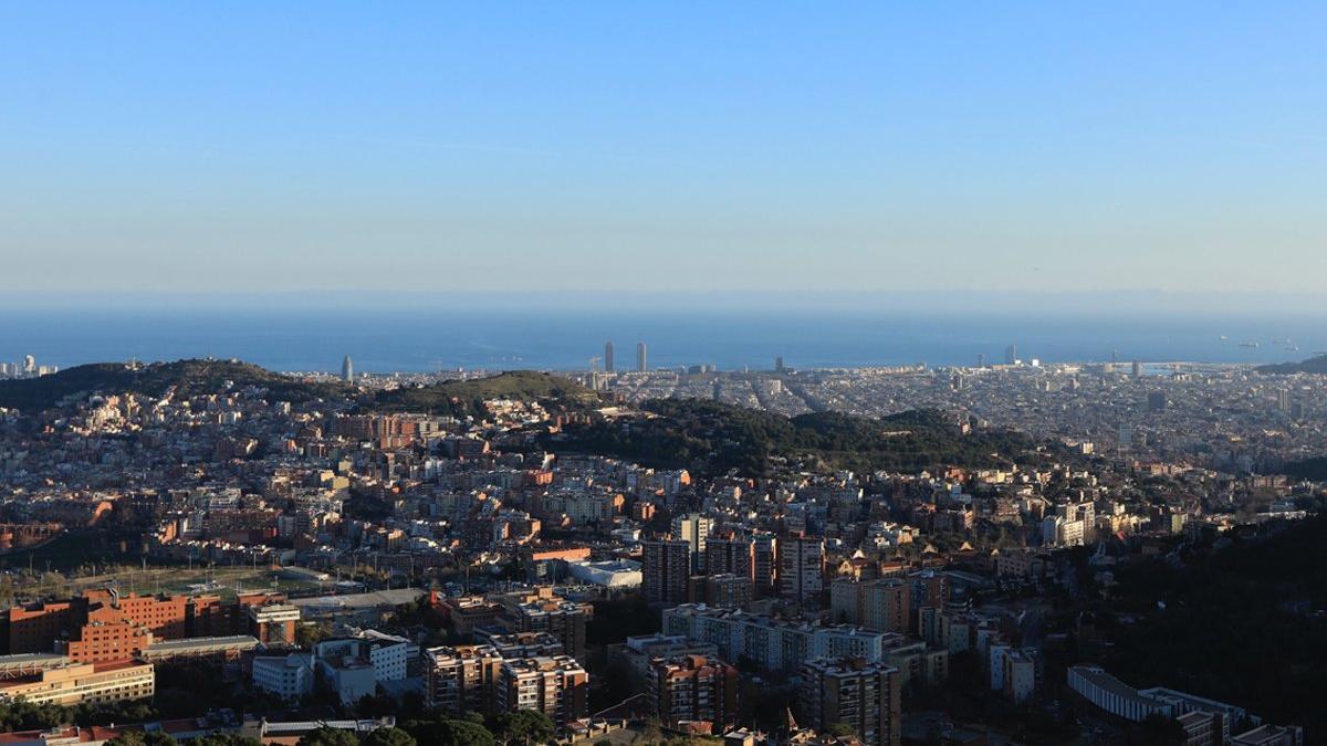 Una vista sobre Barcelona en la que se puede observar la capa de contaminación