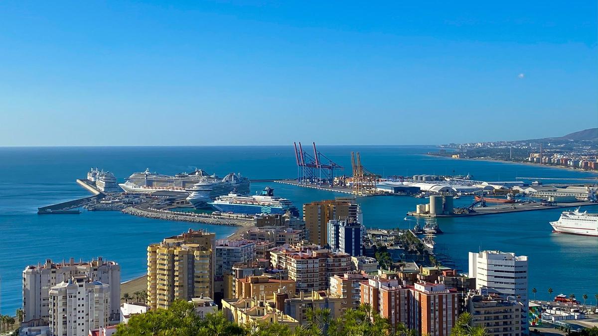 Vista panorámica del Puerto de Málaga.