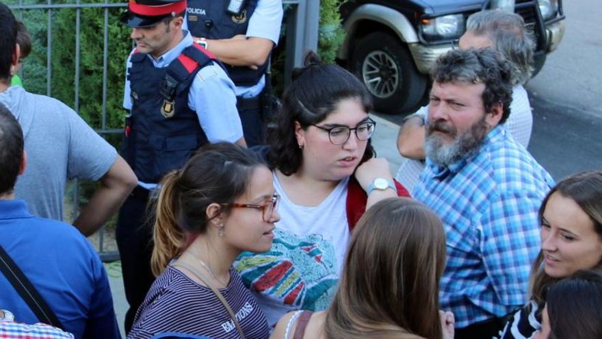 Manel Riu, amb camisa de quadres i barba, el passat 1-O.