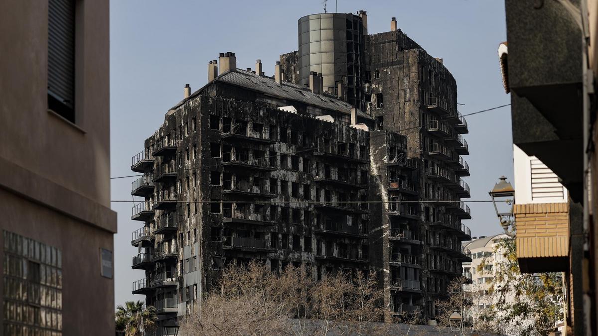 Edificio de Campanar afectado por el incendio.