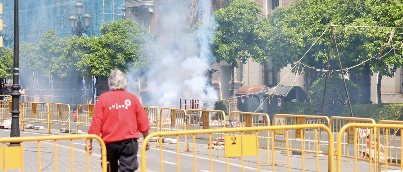 Vídeo | Una "mascletà" completa la Ofrenda a San Vicente