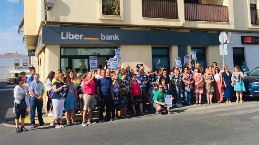 Protesta en la puerta de Liberbank en apoyo a dos vecinos de Olivenza