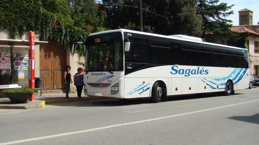 Un autobús de la línia regular carregant passatge a Moià