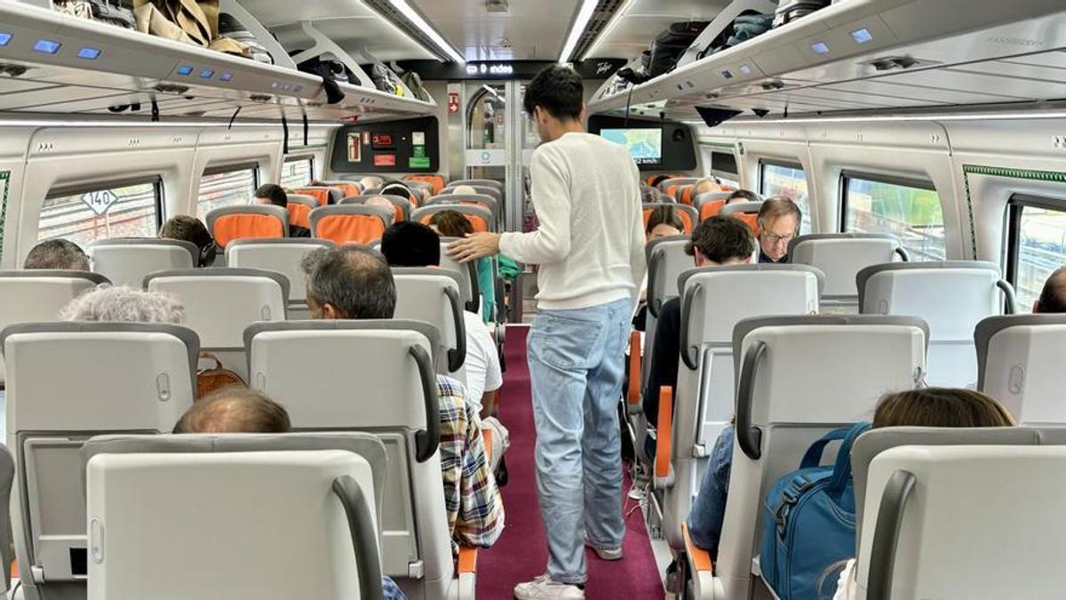 Pasajeros en el interior de un tren.