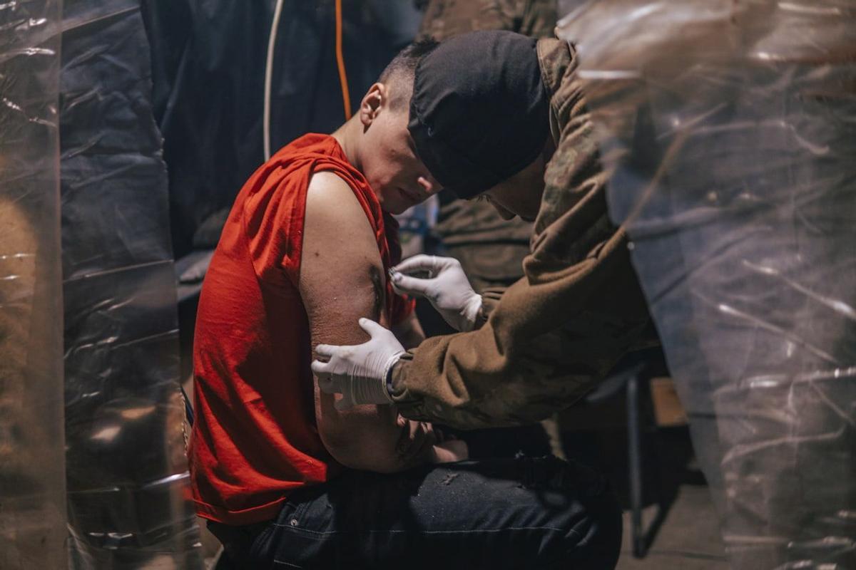 Mariupol (Ukraine), 10/05/2022.- A handout picture made available by Regiment Azov press service shows an injured Ukrainian serviceman in a shelter at the Azovstal Iron and Steel Plant in Mariupol, Ukraine, 10 May 2022 (issued 11 May 2022). The Regiment Azov via their Telegram channel on 10 May 2022 have described the situation of their servicemen as complete unsanitary conditions, with open wounds bandaged with non-sterile remnants of bandages, without the necessary medication and even food and demanded evacuation to Ukrainian-controlled territory. On 24 February, Russian troops entered Ukrainian territory starting a conflict that has provoked destruction and a humanitarian crisis. According to data released by the UNHCR on 10 May, close to six million Ukrainians have fled their country since 24 February 2022. (Abierto, Rusia, Ucrania) EFE/EPA/REGIMENT AZOV PRESS SERVICE HANDOUT HANDOUT EDITORIAL USE ONLY/NO SALES