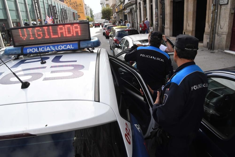 Policías locales informan a conductores y sancionan las infracciones más graves.