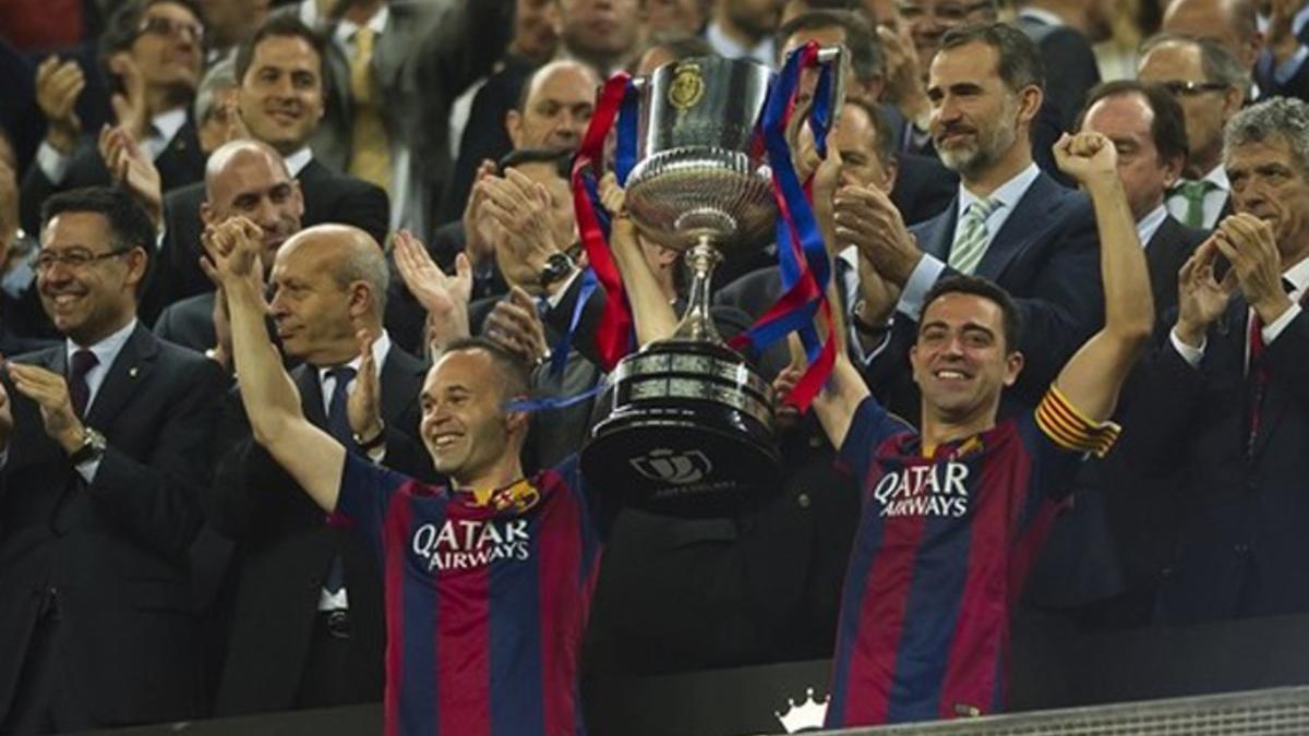 Iniesta y Xavi levantando la Copa del Rey la pasada temporada
