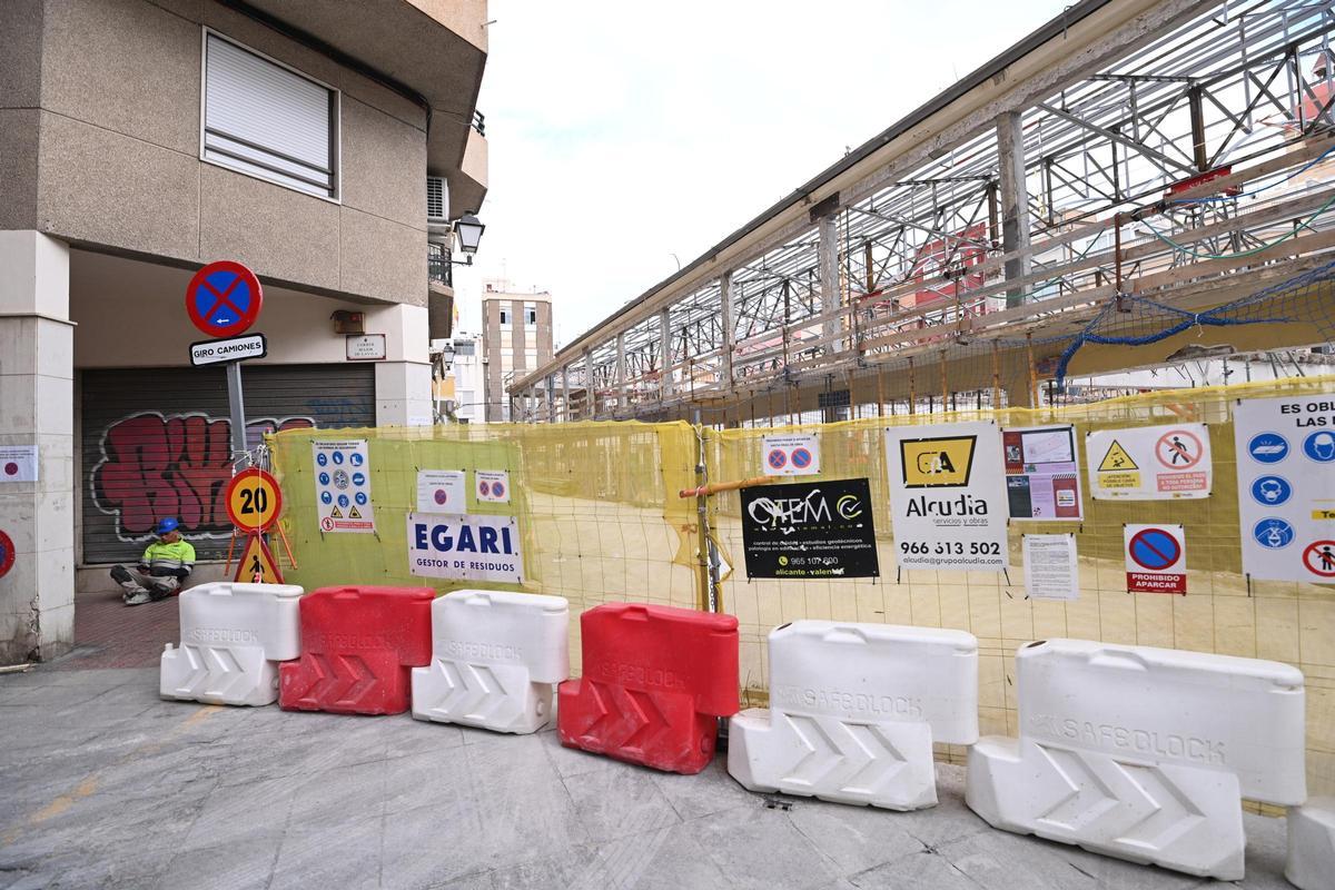 Uno de los laterales del edificio, que dejan en evidencia el derribo de buena parte de los muros por su deficiente estado.