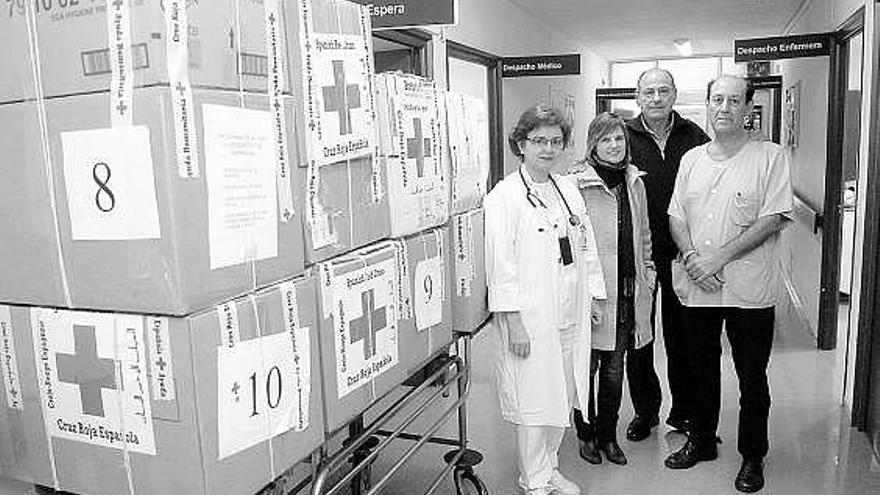 La doctora Paz Villaverde, Marisa Díaz, de Cruz Roja, el doctor Cadórniga y el cirujano Aurelio de la Torre, ayer, en el HUCA.