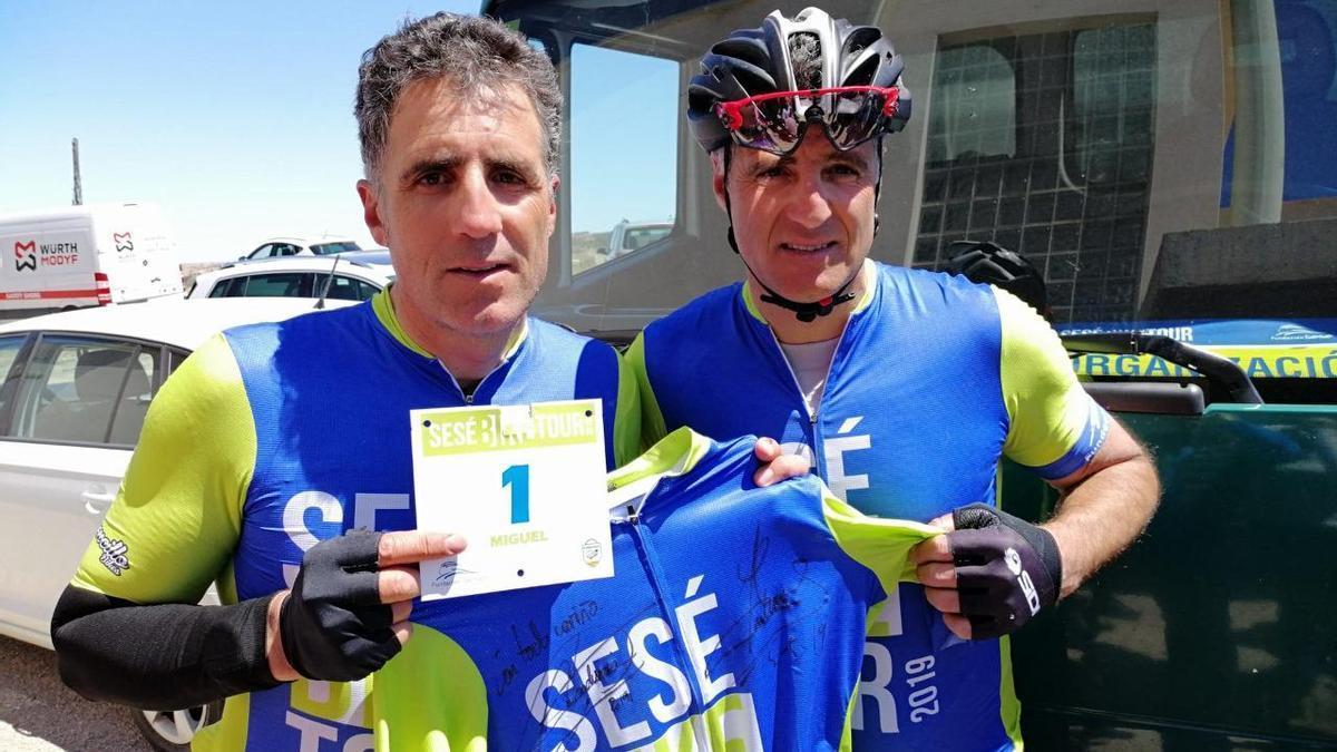 Prudencio Induráin junto a su hermano Miguel
