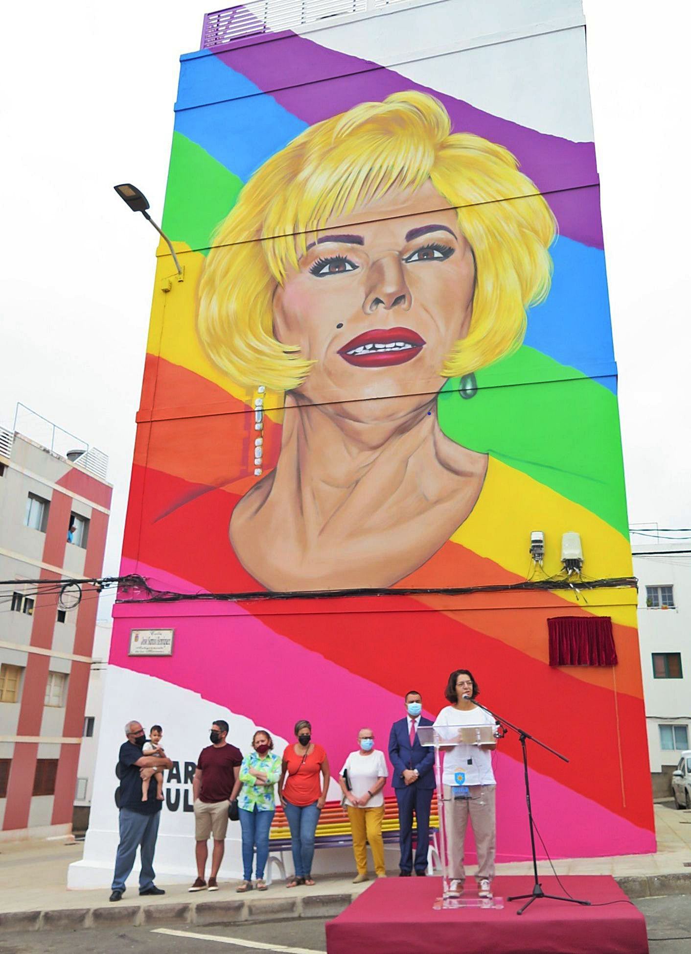 Sylvia Jaén, ayer, durante la inauguración del mural homenaje a Xayo en Santa María de Guía. | | LP/DLP