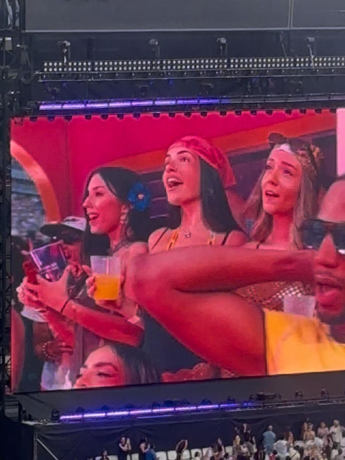 La aragonesa en las pantallas del Estadio Metropolitano durante el show del puertorriqueño.