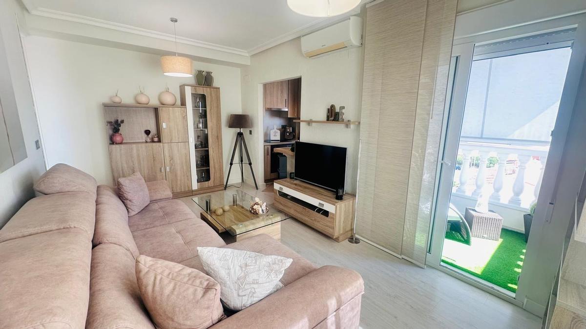 El piso amueblado a la venta en Torrevieja con vistas al mar y con piscina