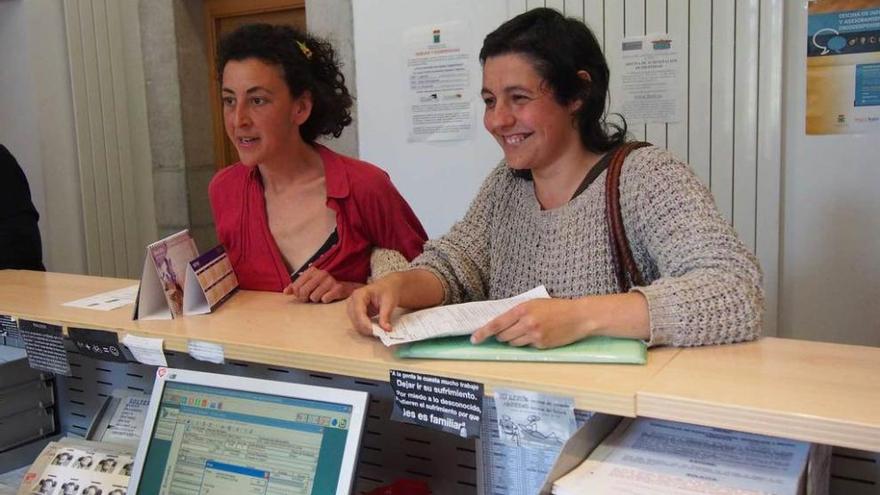 Por la izquierda, las productoras Rosa Cañadas y Eider Goñi entregan el escrito en el registro municipal, ayer.
