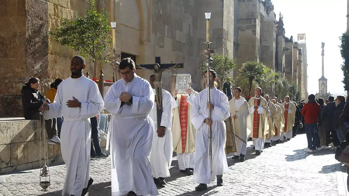 El obispo de Córdoba celebra el inicio del Año Jubilar con la apertura de la Puerta Santa y una eucaristía