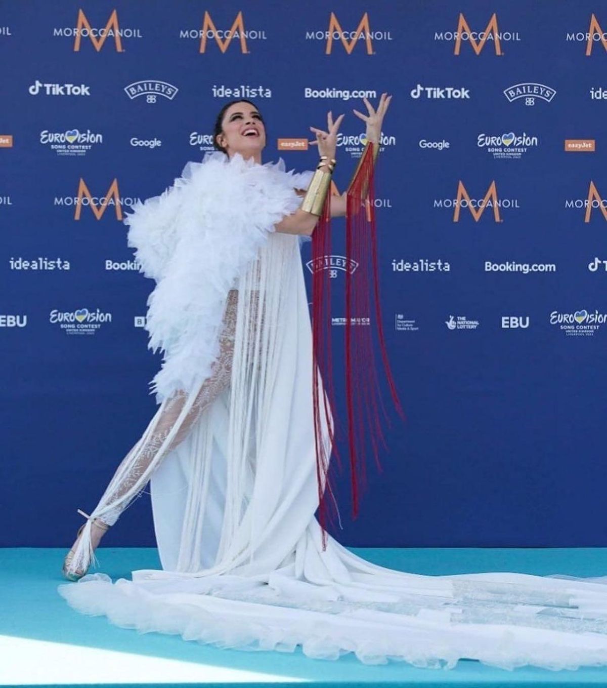 Diseño para Blanca Paloma en Eurovisión, con la capelina de la placentina AnmarGo.