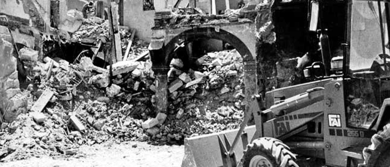 La sede del Sindicat de Fora dio nombre a la calle del Sindicat de Palma. En la imagen, el derribo del edificio ejecutado en los años 80.