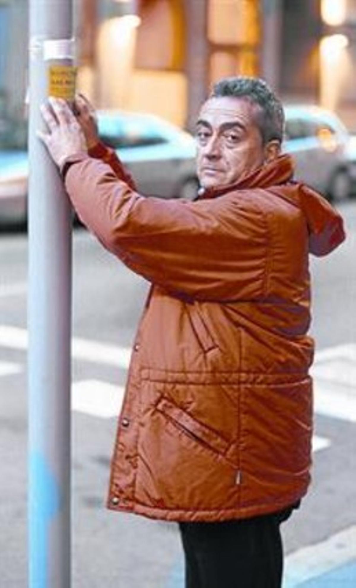 Romero enganxa un dels cartells pels quals l’han sancionat. Romero enganxa un dels cartells pels quals l’han sancionat.