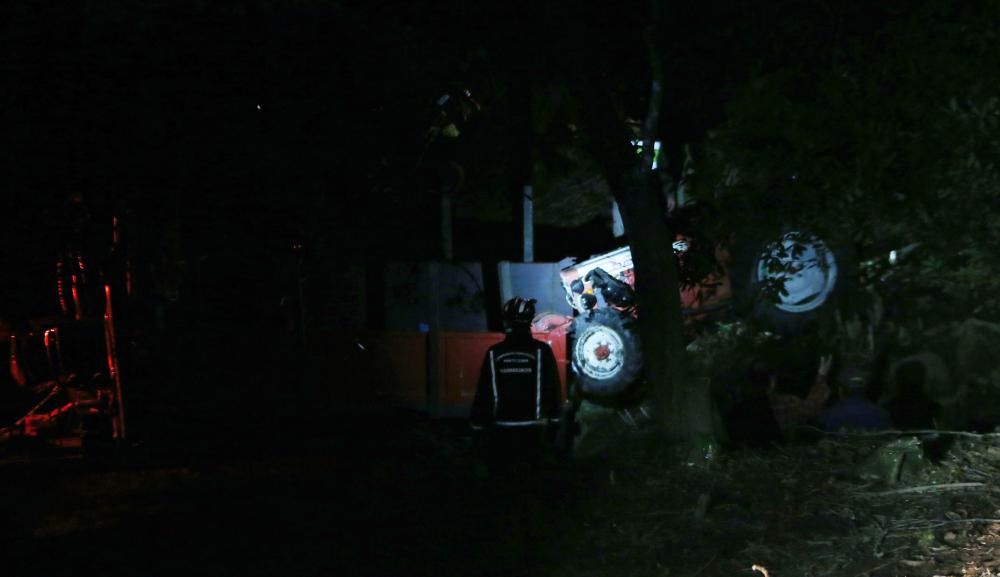 El vehículo, con un remolque cargado de leña, volcó en una finca de su propiedad en A Gándara