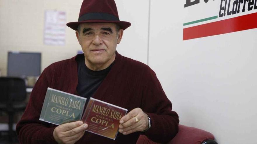 Manuel Sadia posa con sus dos discos de homenaje a la copla.