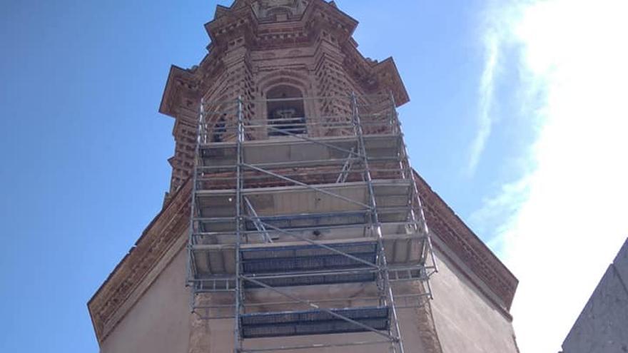 Ya han comenzado a instalarse los andamios en la Torre Mudéjar.