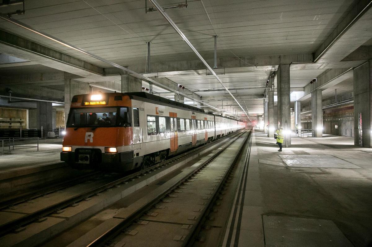 Un tren de la R1, a su paso por el interior de la futura estación de la Sagrera, en diciembre de 2020