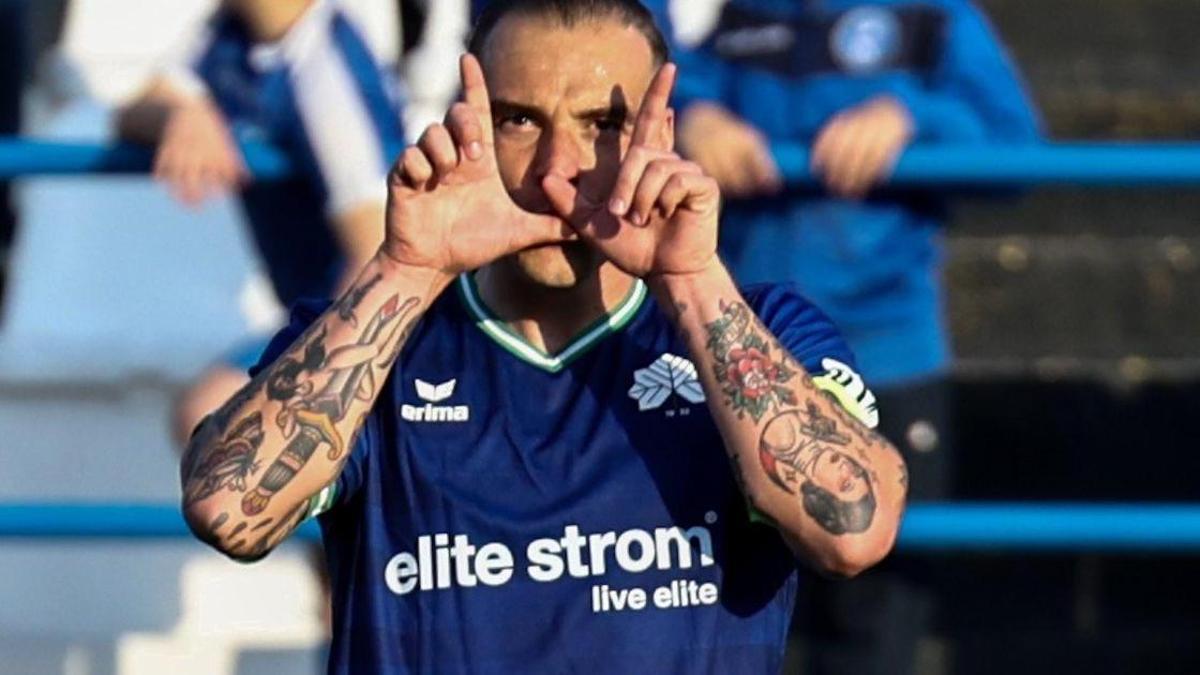 Jorge Pombo celebra un gol con el Kifisia.