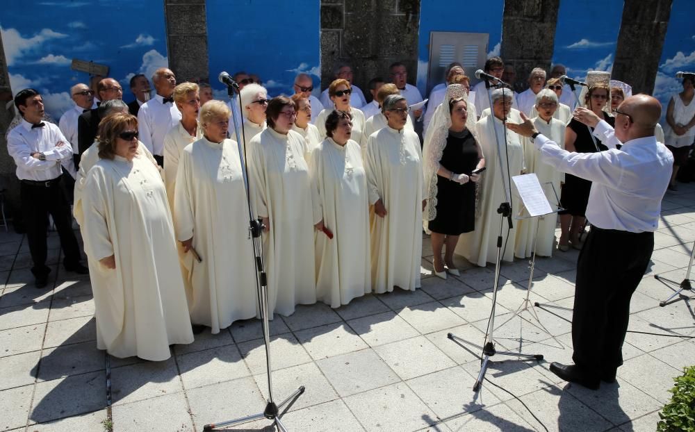 Miles de personas abarrotan las calles de la villa del Tea para disfrutar del Corpus y de las alfombras florales.