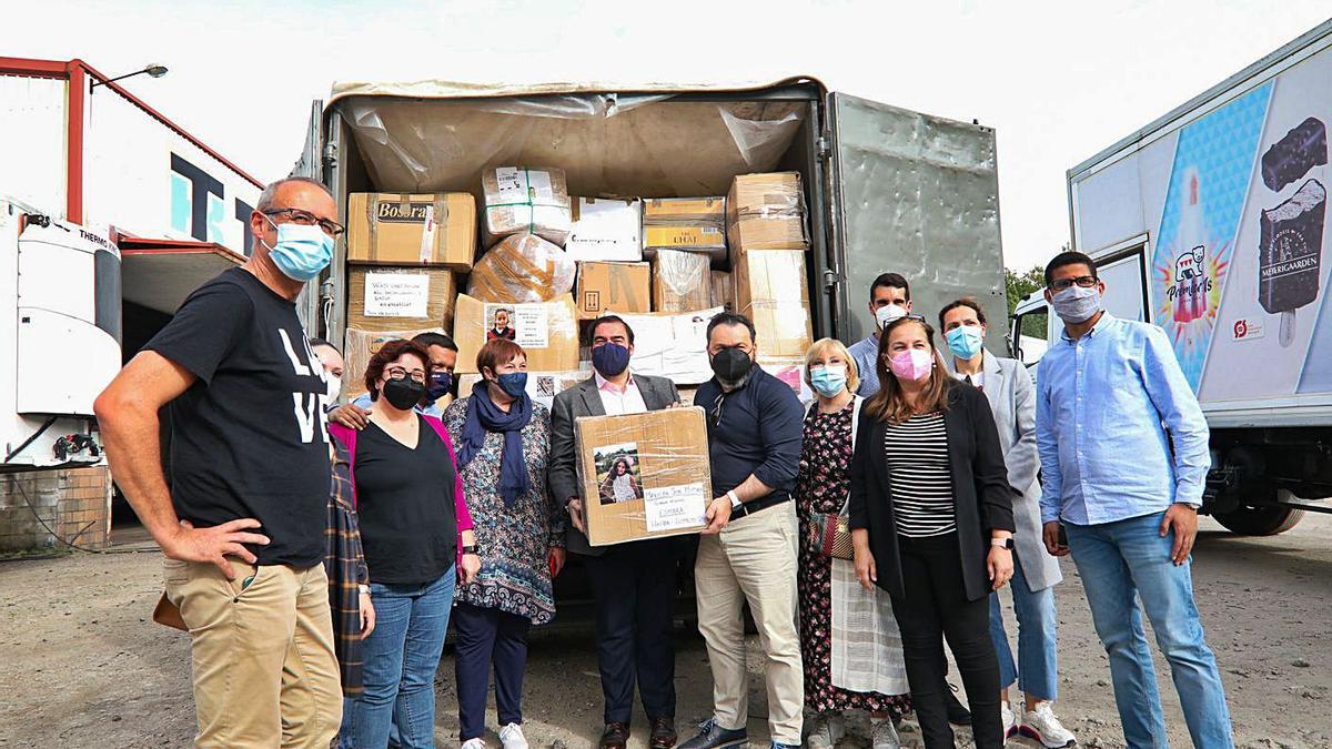 Autoridades presentes en la despedida de la caravana solidaria, ayer, en Ponteareas.   | // ANXO GUTIÉRREZ